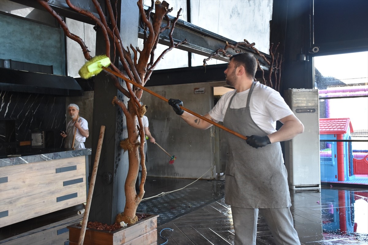 Trabzon'da, pistten çıkması sonucu hizmet dışı kalan uçağın; pide salonu olarak kullanıldığı...