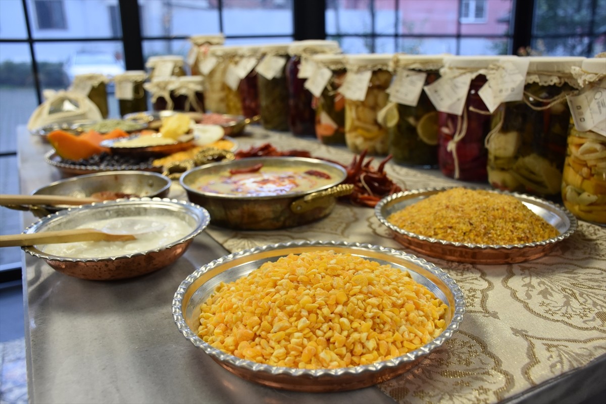 Trabzon Olgunlaşma Enstitüsü, "Yadigar Projesi" kapsamında kaybolmaya yüz tutmuş yemeklerden...