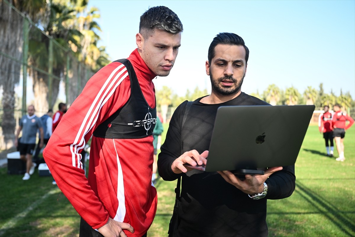 Trendyol 1. Lig ekiplerinden Adanaspor'un savunma oyuncusu Fatih Kurucuk (solda) ve kalecisi...