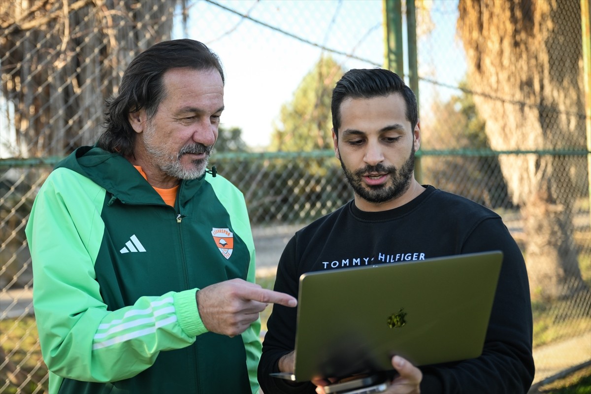 Trendyol 1. Lig ekiplerinden Adanaspor'un teknik direktörü Yusuf Şimşek (solda), Anadolu Ajansının...