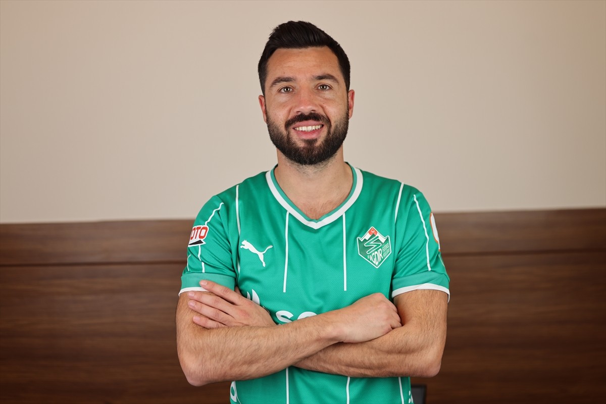 Trendyol 1. Lig takımlarından Alagöz Holding Iğdır FK, aynı ligdeki Siltaş Yapı Pendikspor'dan...