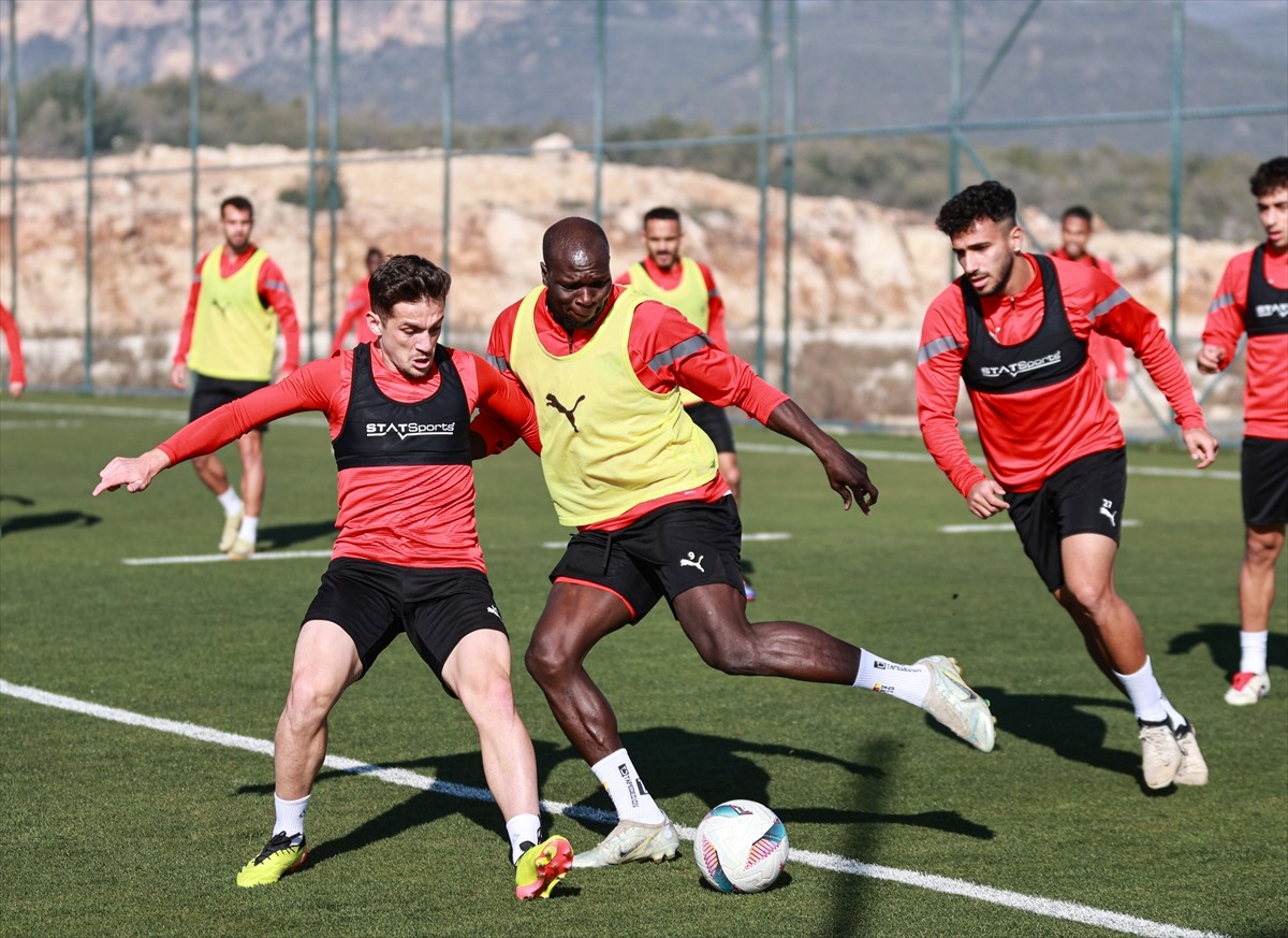 Trendyol Süper Lig'de 9 puanla 18. sırada bulunan Atakaş Hatayspor, 19. haftada Mersin'de konuk...