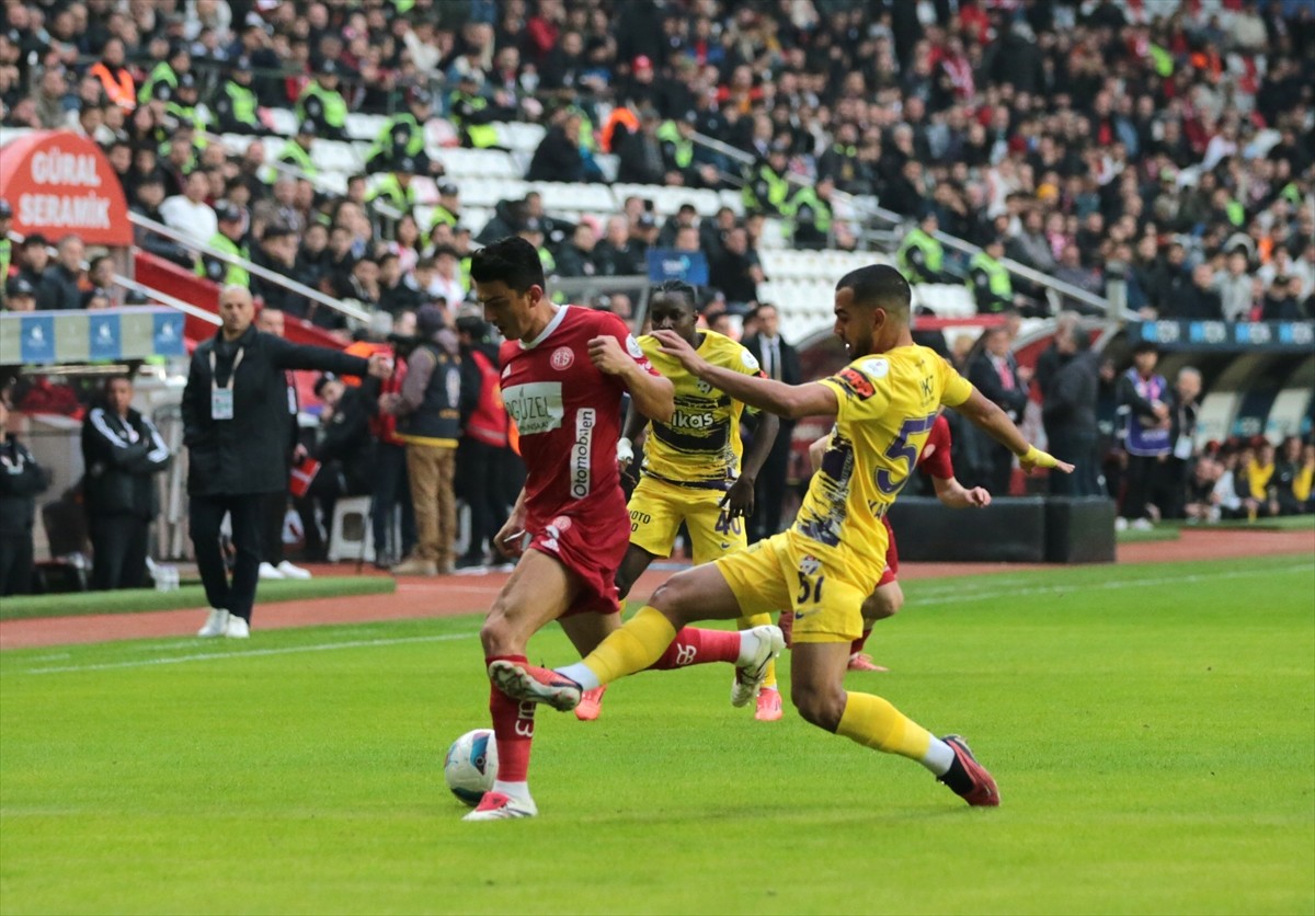 Trendyol Süper Lig'in 18. haftasında Onvo Antalyaspor ile İkas Eyüpspor Corendon Airlines Park...