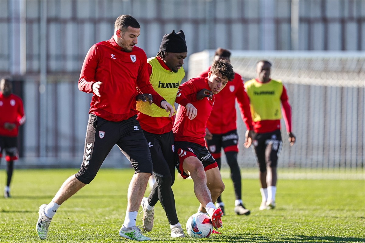 Trendyol Süper Lig'in 19. haftasında deplasmanda Bellona Kayserispor ile karşılaşacak Reeder...