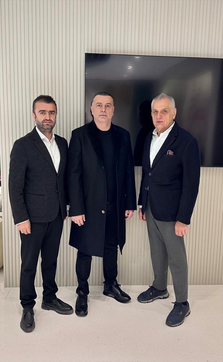 Trendyol Süper Lig ekibi Atakaş Hatayspor, teknik direktörlük görevi için Murat Şahin (ortada) ile...