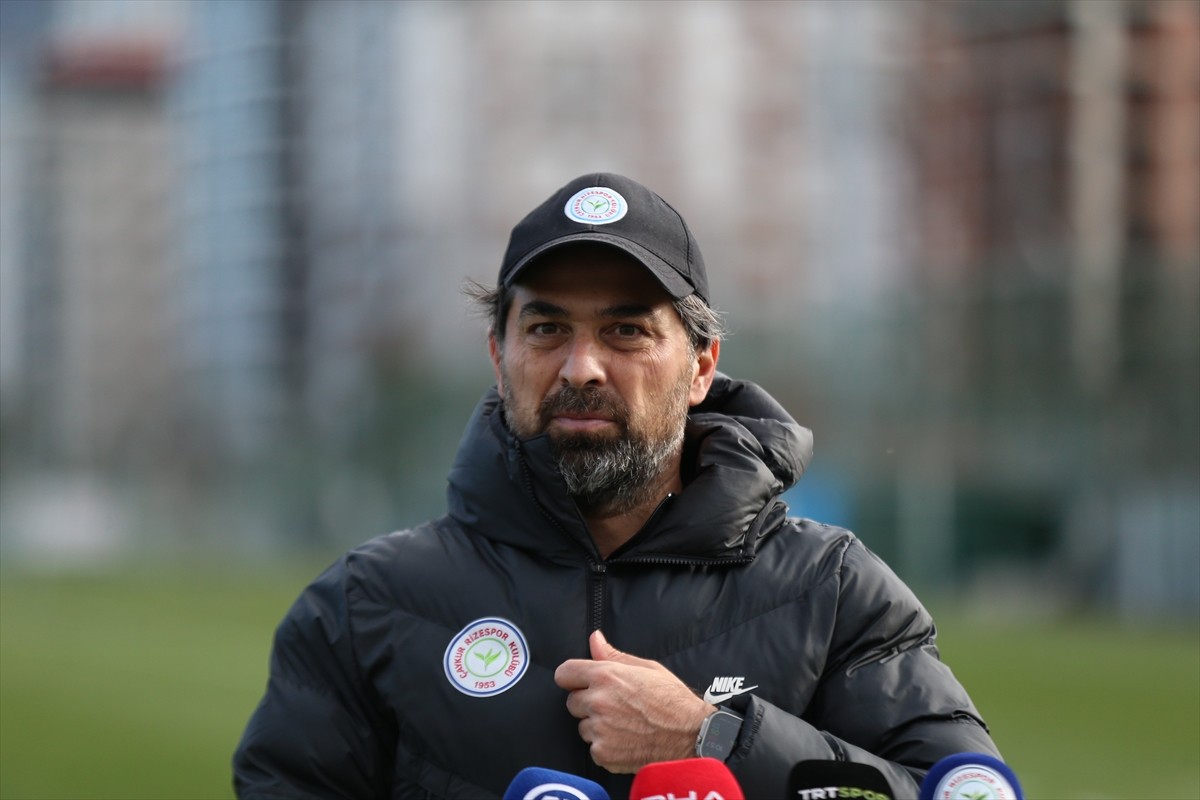 Trendyol Süper Lig ekiplerinden Çaykur Rizespor'un teknik direktörü İlhan Palut, Mehmet Cengiz...