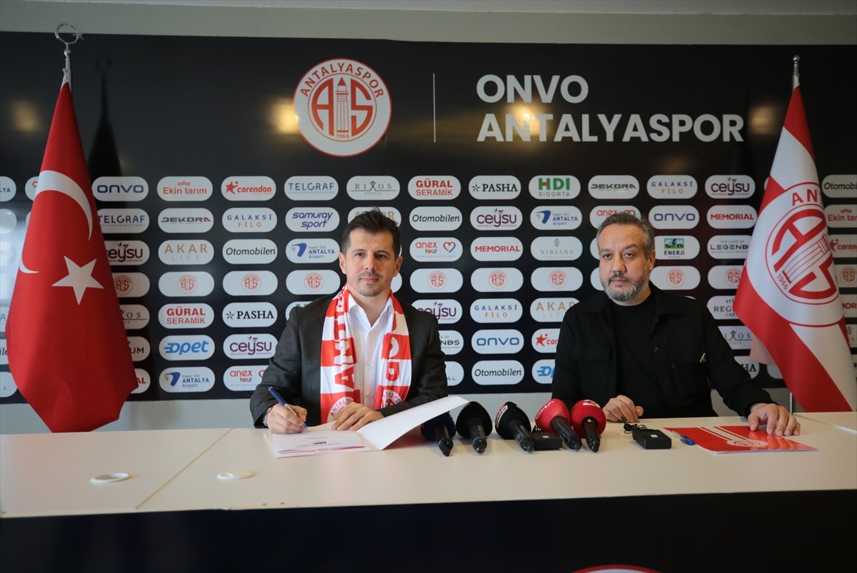 Trendyol Süper Lig ekiplerinden Onvo Antalyaspor ile 1,5 yıllığına anlaşan Emre Belözoğlu (solda)...