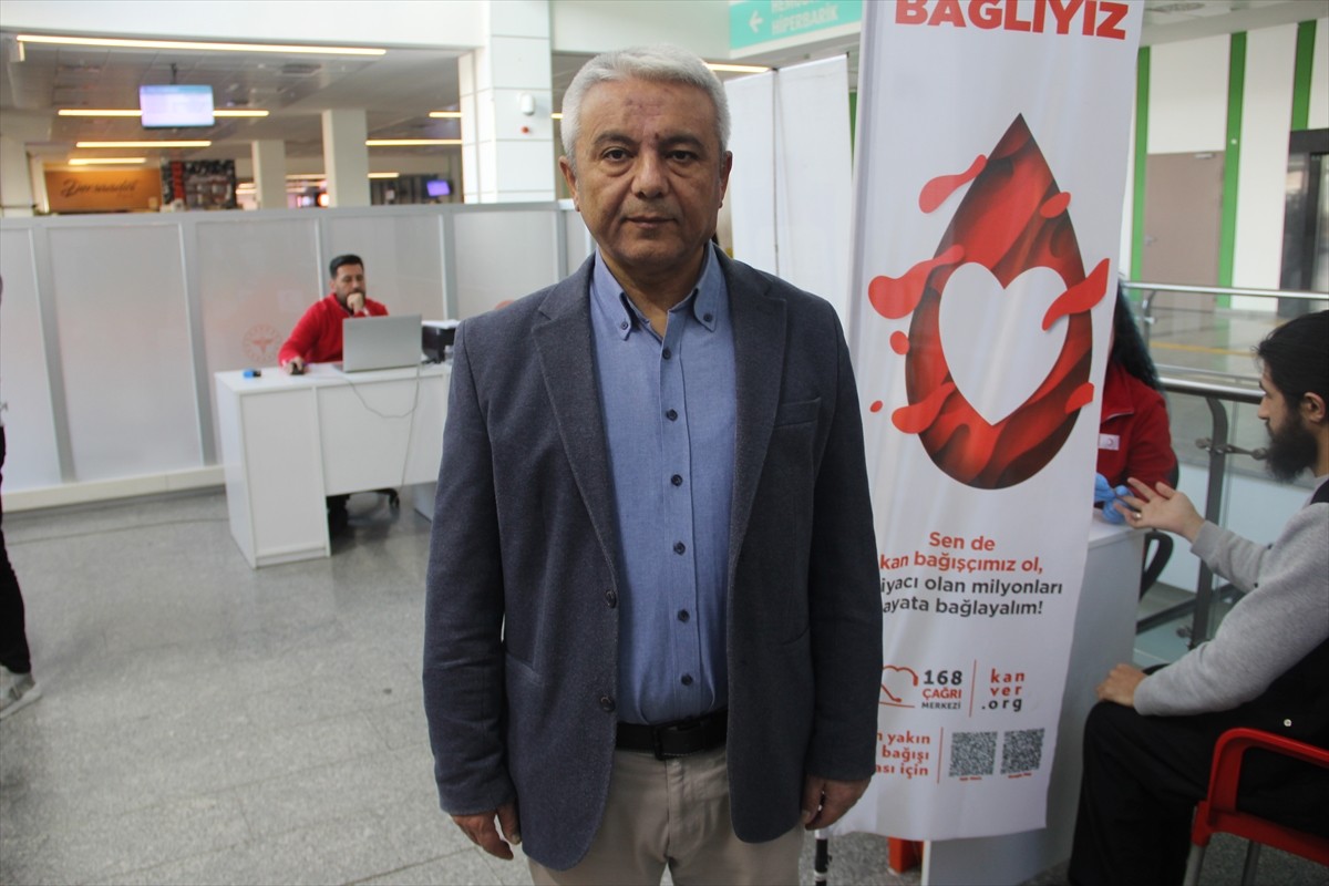Türk Kızılay tarafından Kayseri Şehir Hastanesi'nde oluşturulan bağış standında, 1 yılda 12 bin...