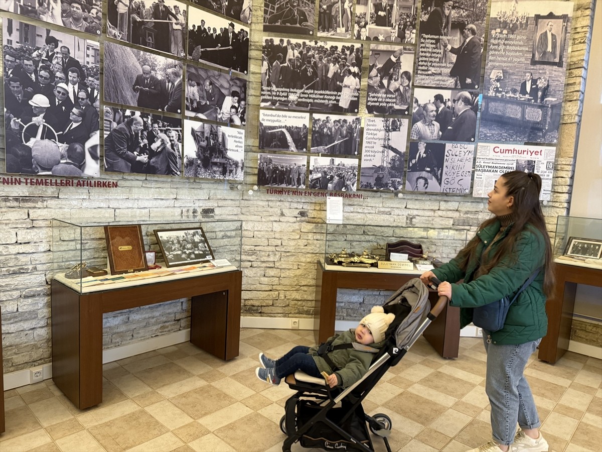  Türk siyasetinde "baba" olarak anılan ve renkli kişiliğiyle tanınan 9. Cumhurbaşkanı Süleyman...