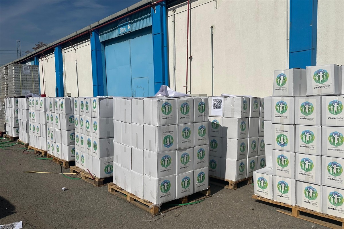 Türk yardım kuruluşlarının Ürdün'ün başkenti Amman'daki Birleşmiş Milletler (BM) depolarında...