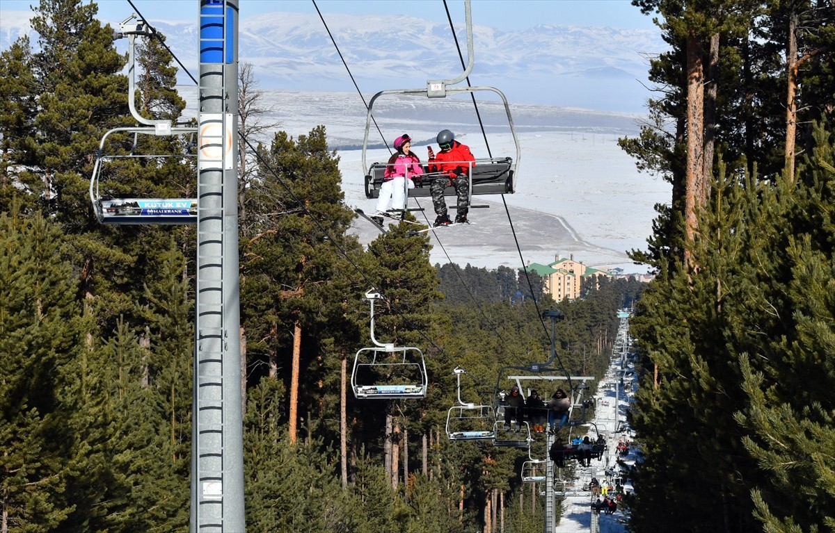 Türkiye'nin önemli kış turizm merkezleri arasında yer alan Kars'ın Sarıkamış ilçesindeki 2 bin 634...