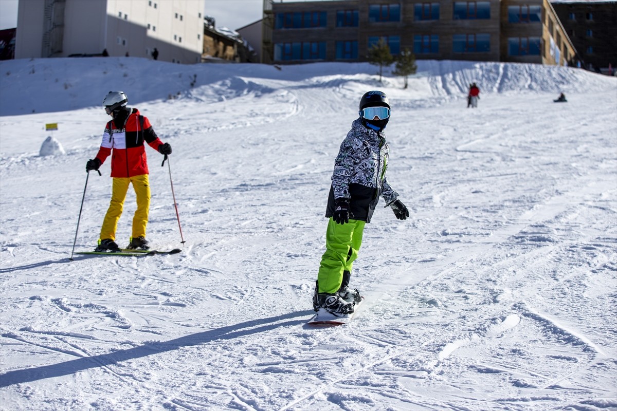 Türkiye'nin önemli kış turizm merkezlerinden Kartalkaya'da, yarıyıl tatilinin başlamasıyla...