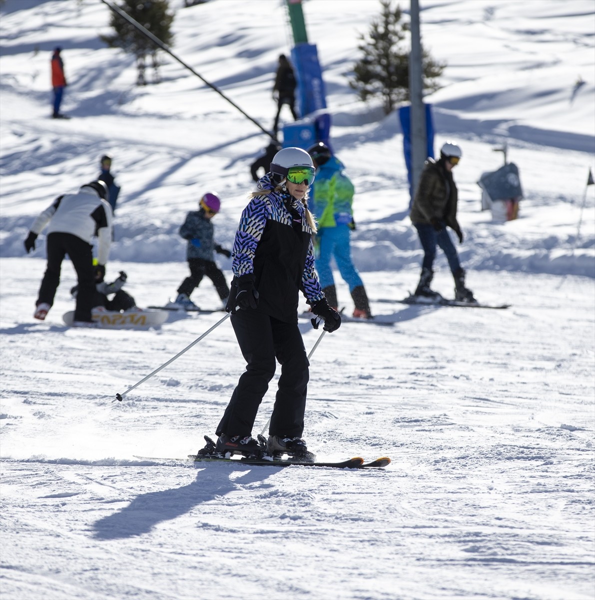 Türkiye'nin önemli kış turizm merkezlerinden Kartalkaya'da, yarıyıl tatilinin başlamasıyla...