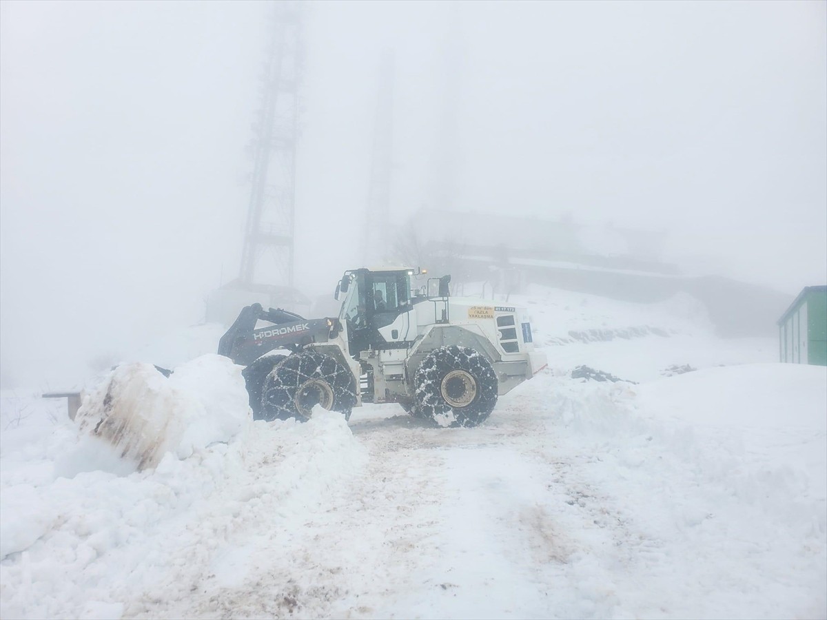 Türkiye'nin önemli kış turizm merkezlerinden Kartepe'de kar yağışı etkili oldu. Kocaeli Büyükşehir...