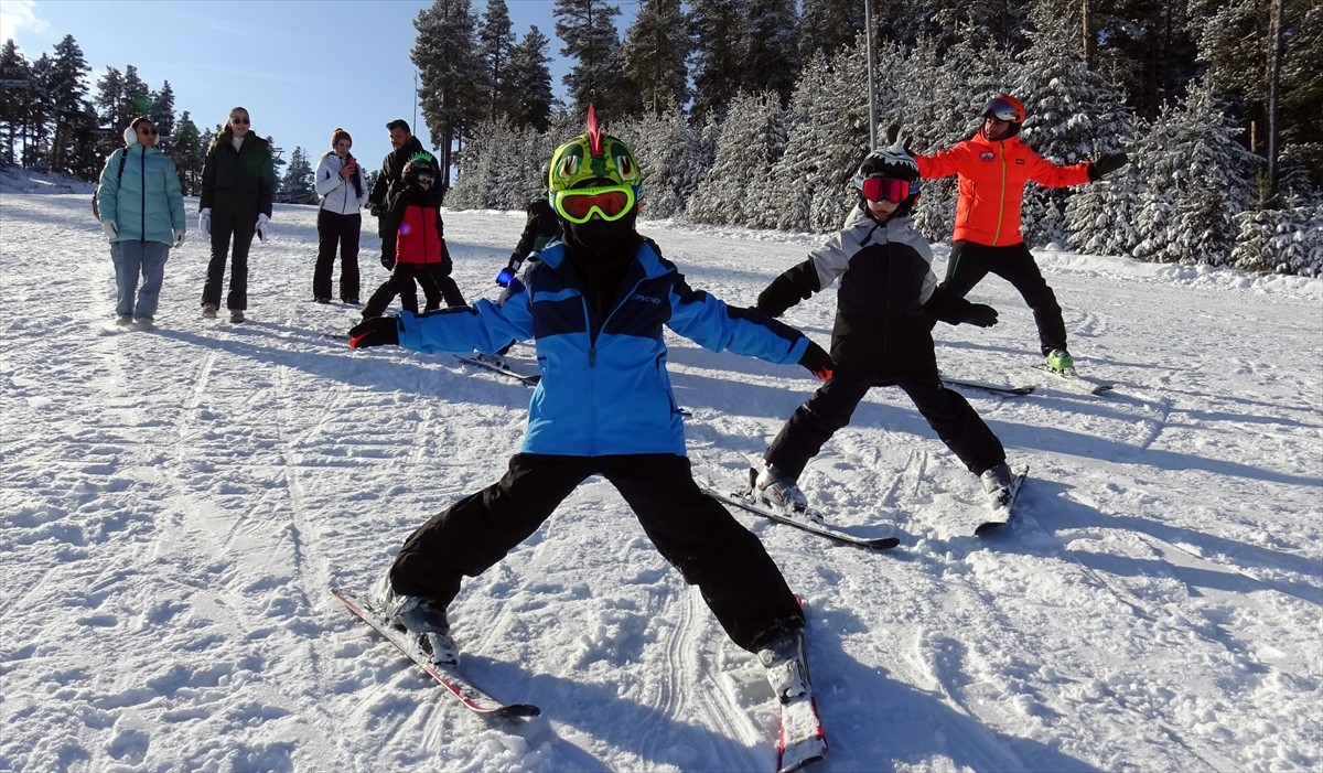 Türkiye'nin önemli kış turizm merkezlerinden Sarıkamış'taki pistler, yeni yılın ilk gününde...
