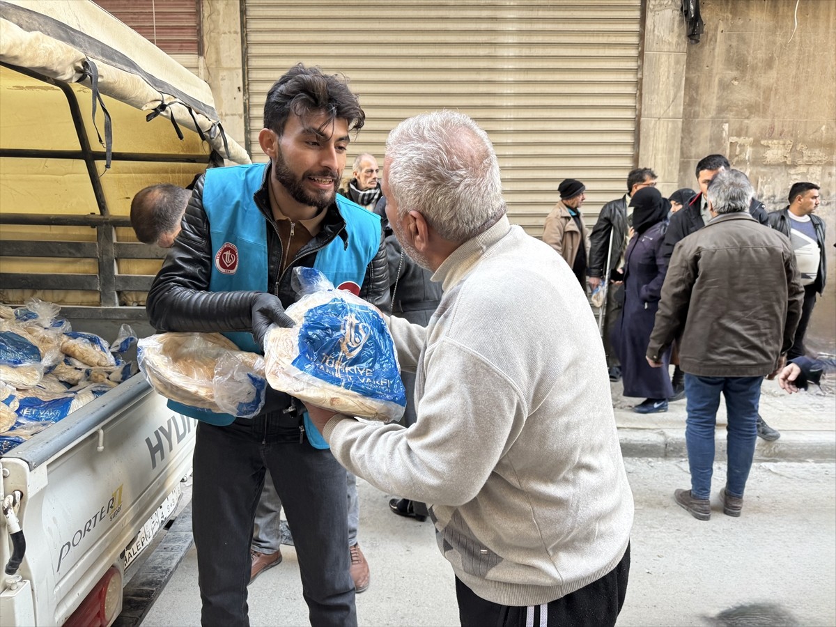Türkiye Diyanet Vakfı (TDV), Suriye'de günlük 8 bin savaş mağduru ihtiyaç sahibine ekmek...