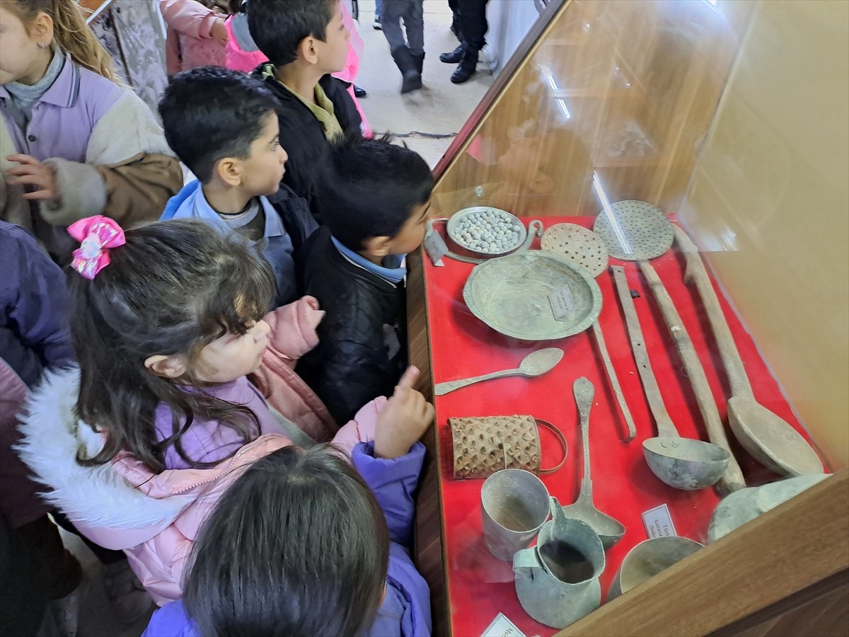 Türkiye Gaziler Vakfı tarafından oluşturulan "1915 Çanakkale Şehitlik Gezici Savaş Müzesi"...