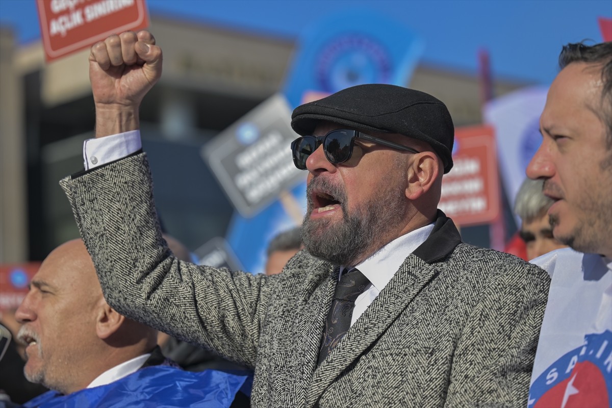 Türkiye Kamu-Sen Genel Başkanı Önder Kahveci (fotoğrafta), beraberindeki konfederasyon üyeleriyle...