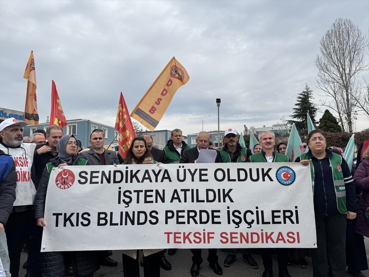 Tuzla'da bir grup tekstil işçisi, sendikaya üye oldukları için işten çıkarıldıklarını öne sürerek...