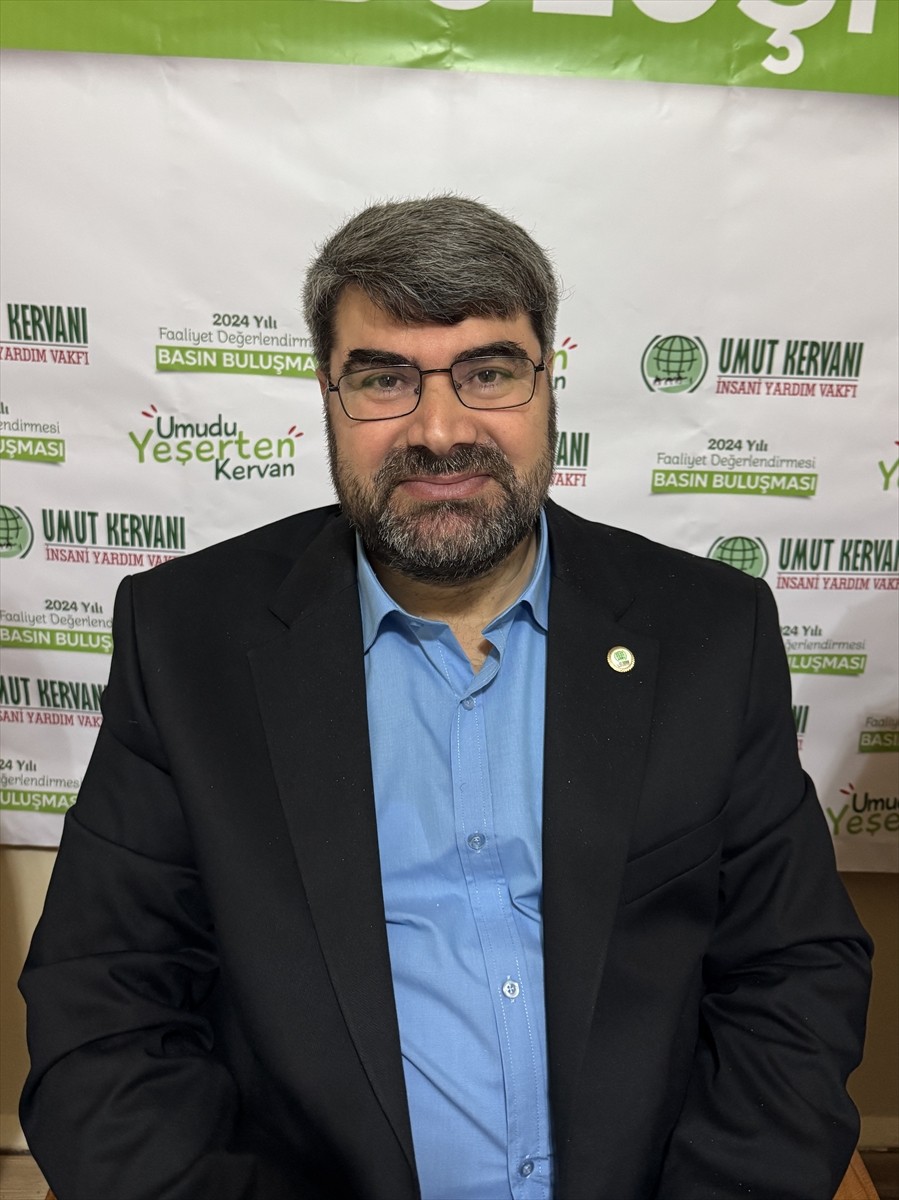 Umut Kervanı İnsani Yardım Vakfı Genel Başkanı Cengiz Kurtaran, Fatih'te düzenlenen basın...