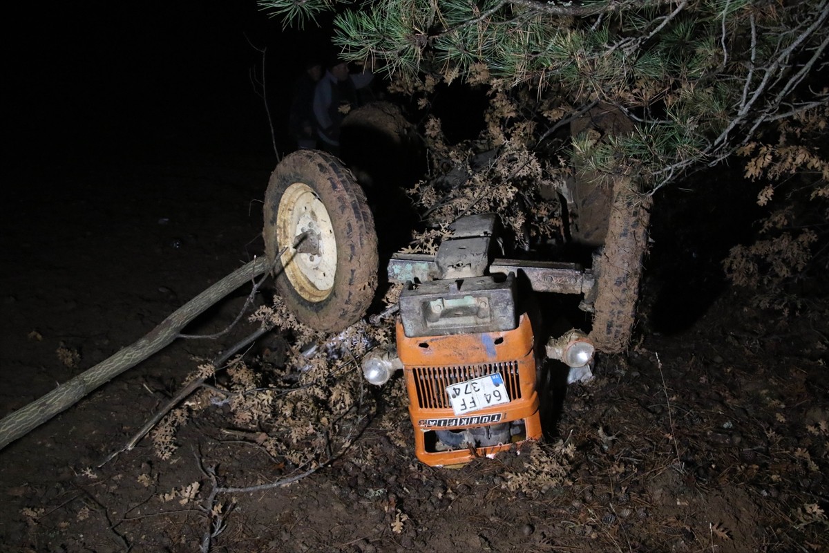 Uşak'ın Banaz ilçesinde ormanlık alanda devrilen traktördeki 1'i çocuk 2 kişi öldü, 2 kişi...