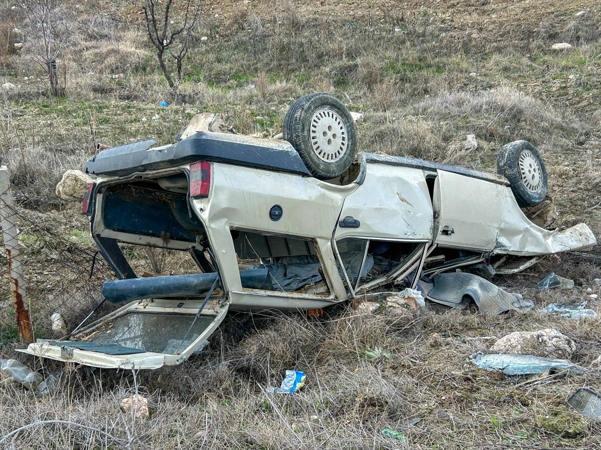 Uşak'ta yoldan çıkarak tarlaya devrilen otomobilin sürücüsü ağır yaralandı. İtfaiye ekiplerince...