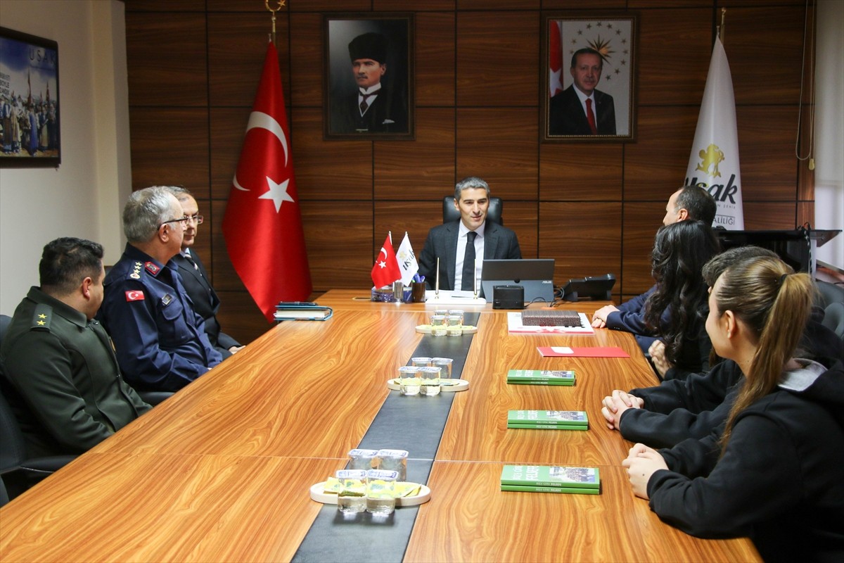 Uşak Lisesi 10. sınıf öğrencileri, felsefe dersinde yürüttükleri proje için yazdıkları "Bize Göre...
