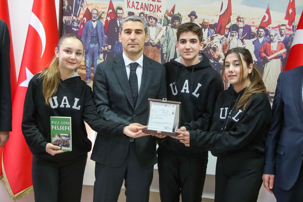 Uşak Lisesi 10. sınıf öğrencileri, felsefe dersinde yürüttükleri proje için yazdıkları "Bize Göre...