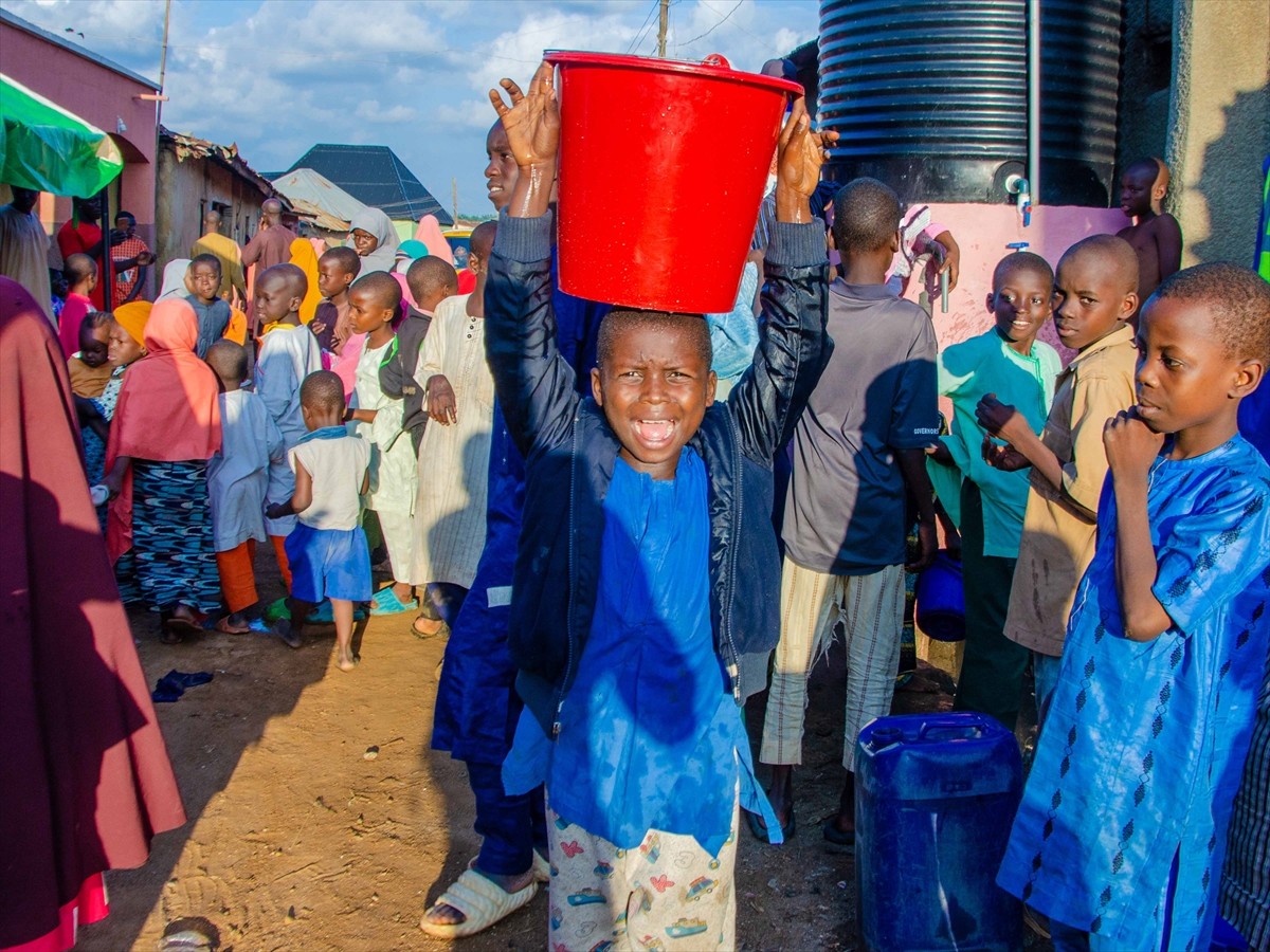  Valide İnsani Yardım Derneği, susuzluğun insan hayatını etkilediği Afrika ile İsrail'in...