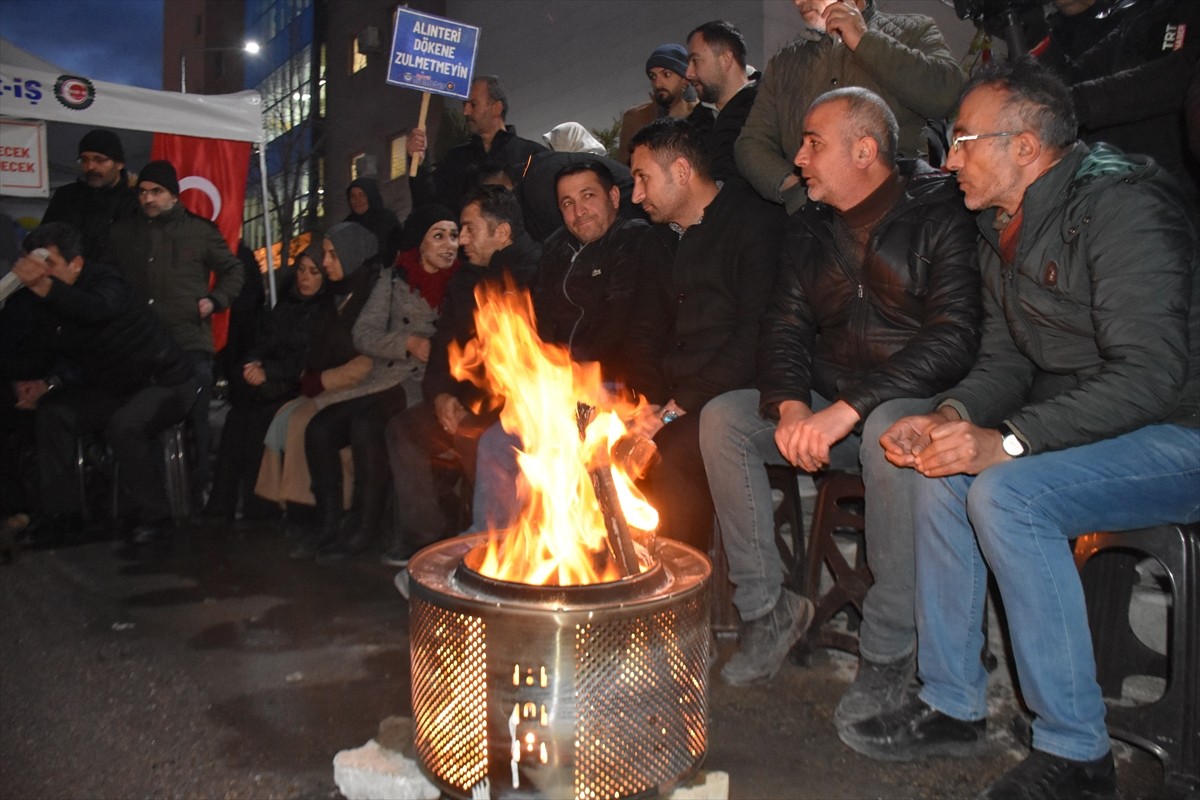 Van'da bazı belediyelerde işten çıkarılan işçiler, İpekyolu Belediyesi önünde yeni yıla eylem...