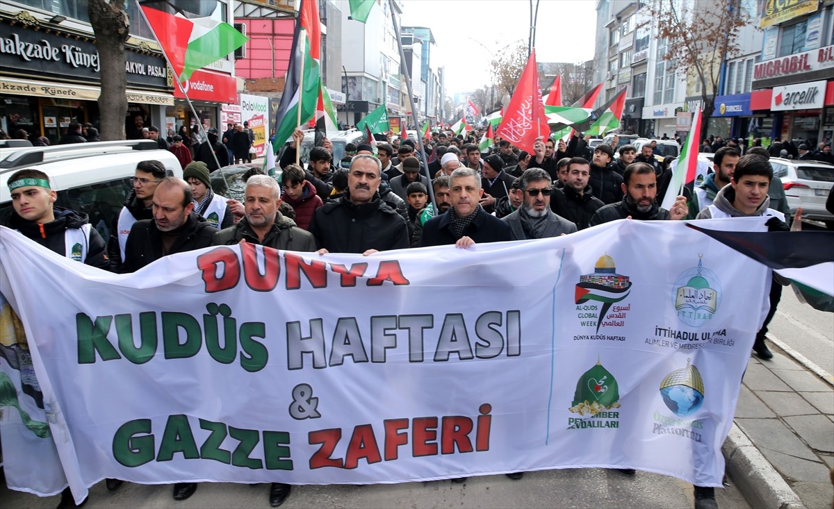 Van'da sivil toplum kuruluşları tarafından "Dünya Kudüs Haftası" etkinlikleri kapsamında yürüyüş...