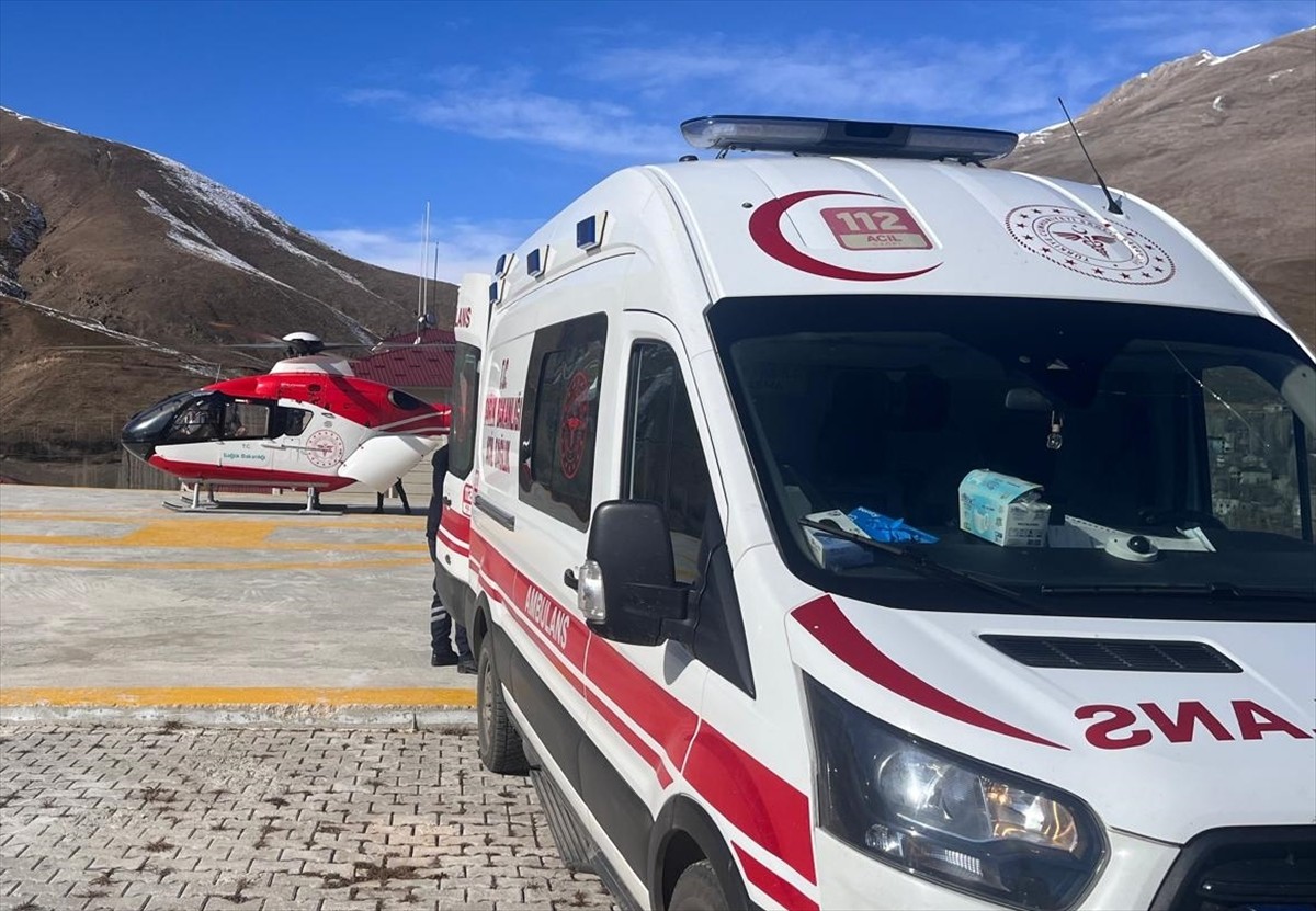 Van'ın Bahçesaray ilçesinde tedavi gören hamile kadın, ambulans helikopterle Van Eğitim ve...