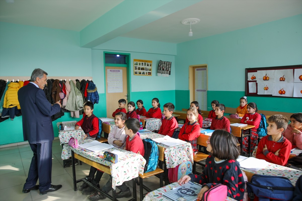 Van'ın Erciş ilçesinde meslekte 46 yılını dolduran ve emekliliğe ayrılan 65 yaşındaki sınıf...