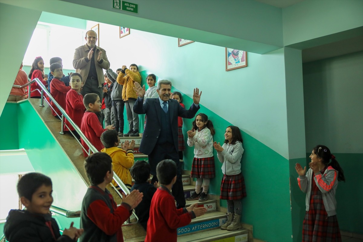 Van'ın Erciş ilçesinde meslekte 46 yılını dolduran ve emekliliğe ayrılan 65 yaşındaki sınıf...