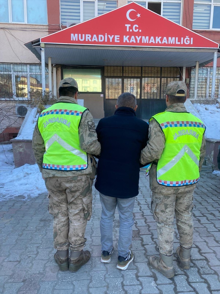 Van'ın Muradiye ilçesinde "cinsel istismar" suçundan 2 yıl 11 ay kesinleşmiş hapis cezası bulunan...