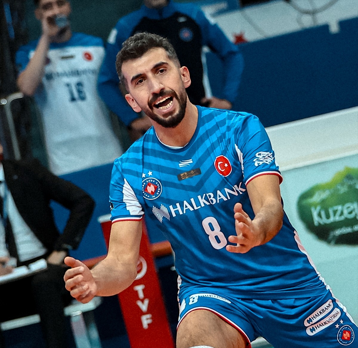 Voleybol SMS Grup Efeler Ligi'nin 16. haftasında Halkbank ile Ziraat Bankkart karşı karşıya...