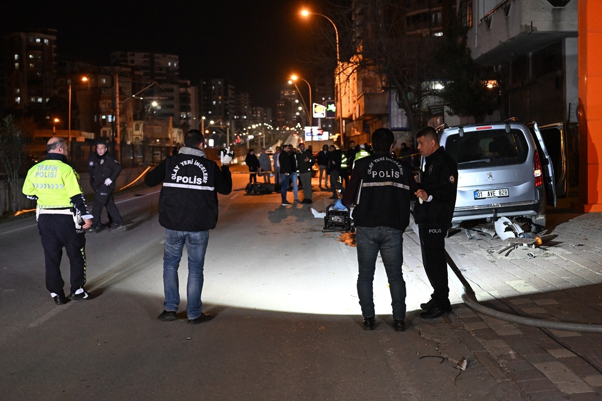 Adana'da hafif ticari aracın çarptığı elektrikli bisikletin sürücüsü yaşamını yitirdi. Polis, olay...