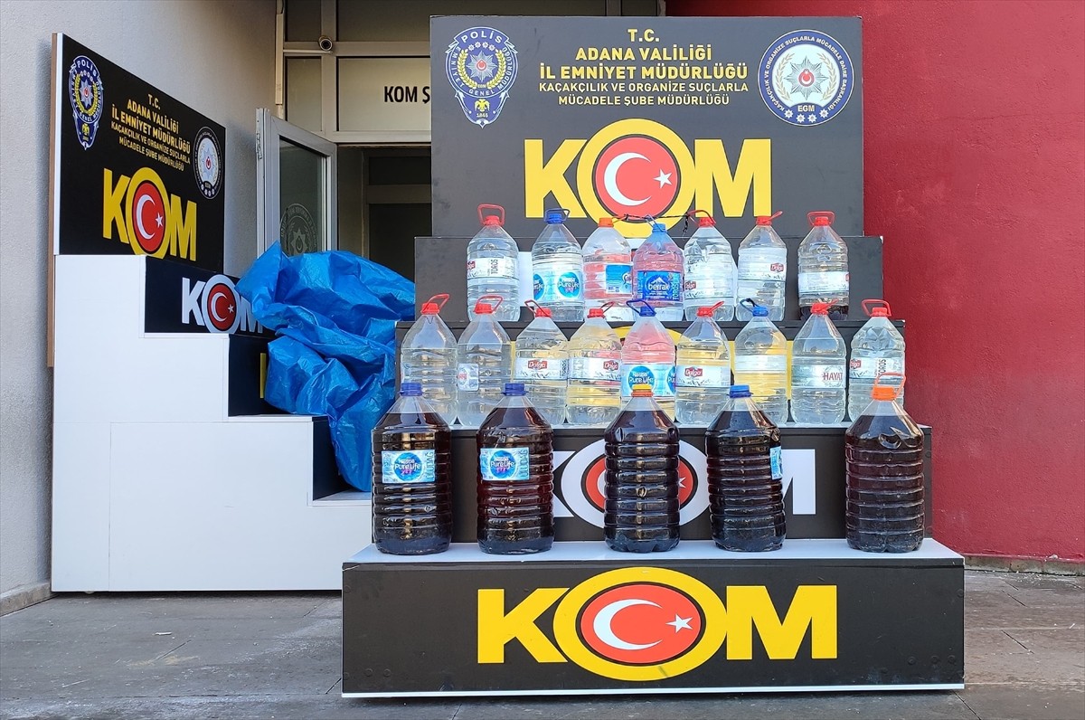 Adana'da polis ekiplerince 750 litre sahte içki ele geçirildi, 3 şüpheli gözaltına alındı.