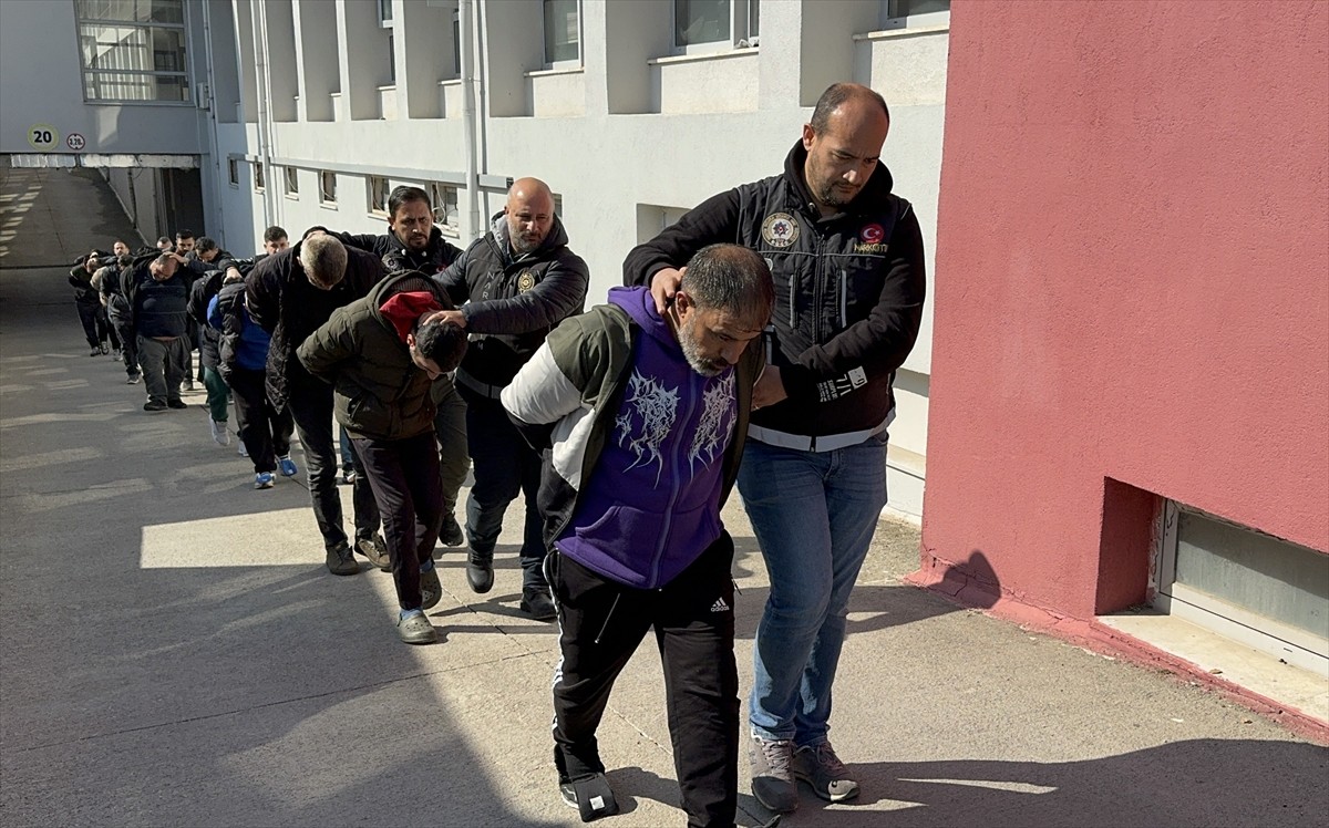 Adana'da uyuşturucu satıcılarına yönelik operasyonda gözaltına alınan 35 şüpheliden 30'u...
