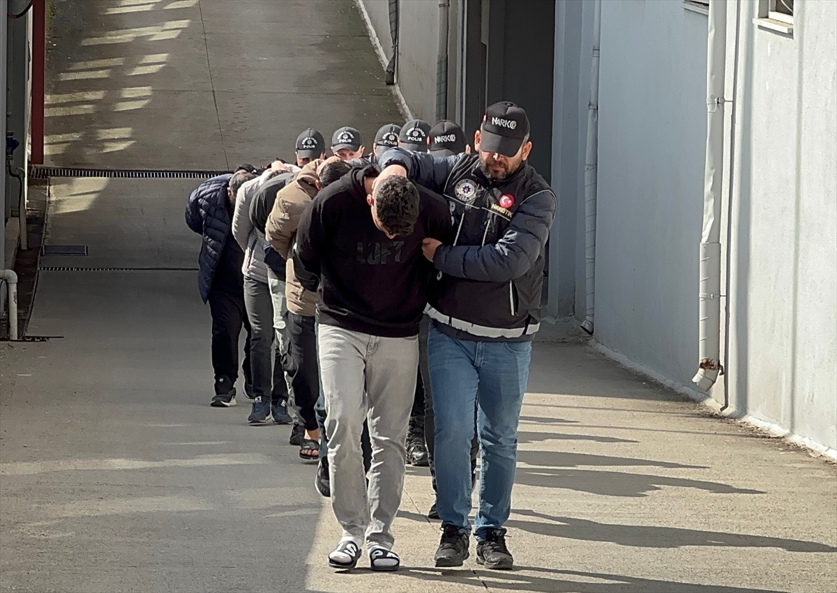 Adana'da uyuşturucu satıcılarına yönelik operasyonda gözaltına alınan 6 şüpheliden 4'ü...