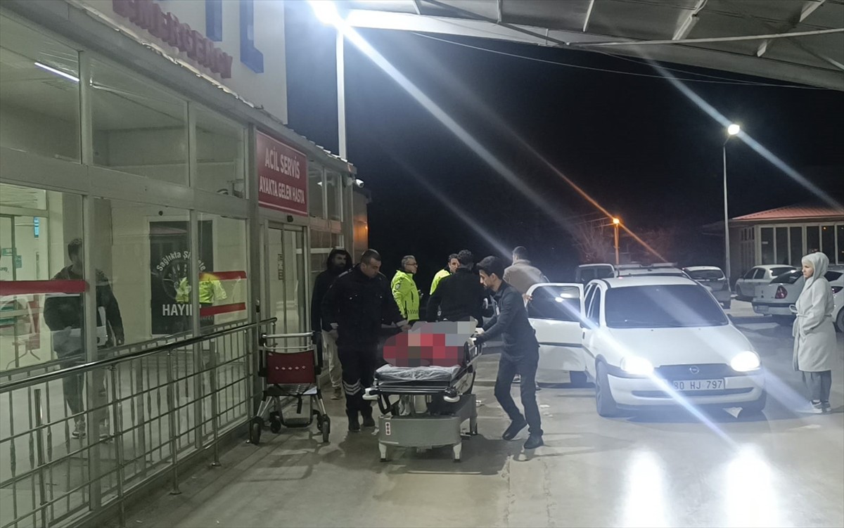 Adana'nın Kozan ilçesinde çıkan bıçaklı kavgada 1 kişi hayatını kaybetti.