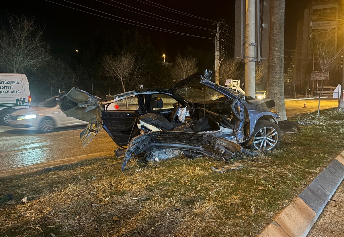 Adana'nın merkez Çukurova ilçesinde ağaca çarparak ikiye ayrılan otomobilden yaralı çıkarılan...