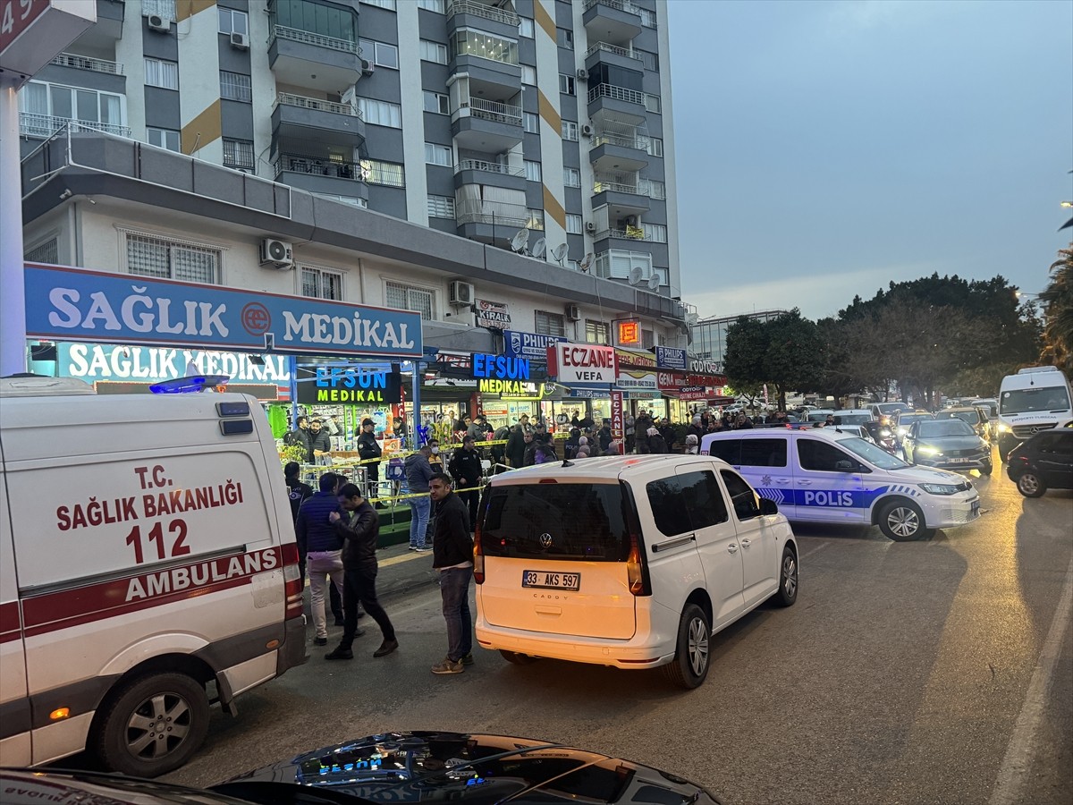 Adana'nın merkez Seyhan ilçesinde bir iş yerinde 3 kişi silahla vurularak yaşamını yitirdi.