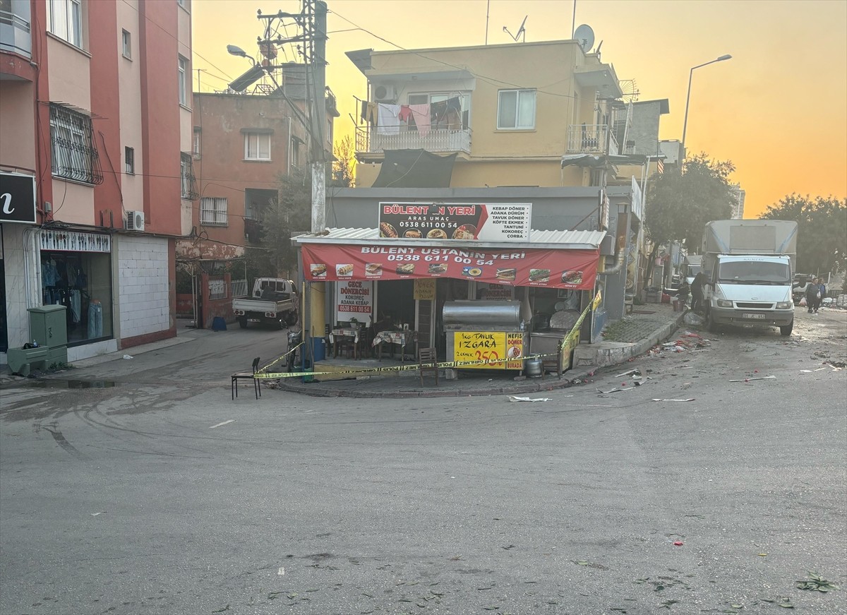 Adana'nın merkez Seyhan ilçesinde bir iş yerine düzenlenen silahlı saldırıda 3 kişi yaralandı....