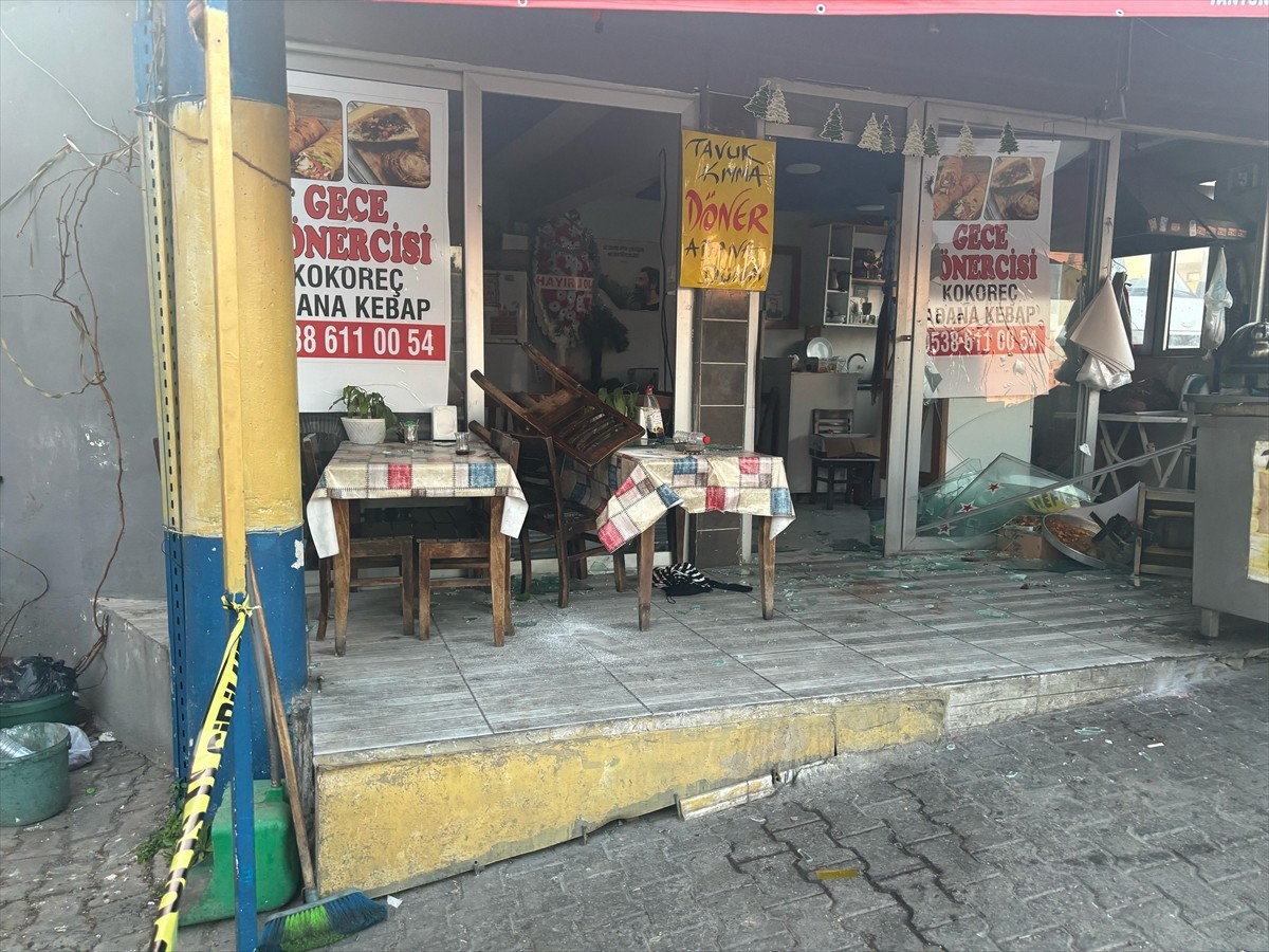 Adana'nın merkez Seyhan ilçesinde bir iş yerine düzenlenen silahlı saldırıda 3 kişi yaralandı....