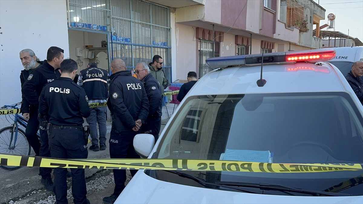 Adana'nın merkez Yüreğir ilçesinde berberde silahlı saldırıya uğrayan kişi hayatını kaybetti....