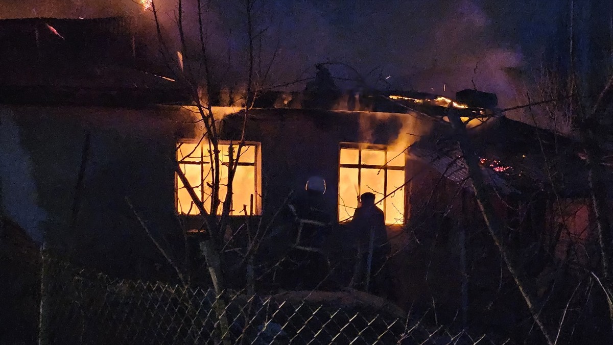 Adana'nın Tufanbeyli ilçesinde bir evde çıkan yangın itfaiye ekiplerince söndürüldü. Yangında ev...