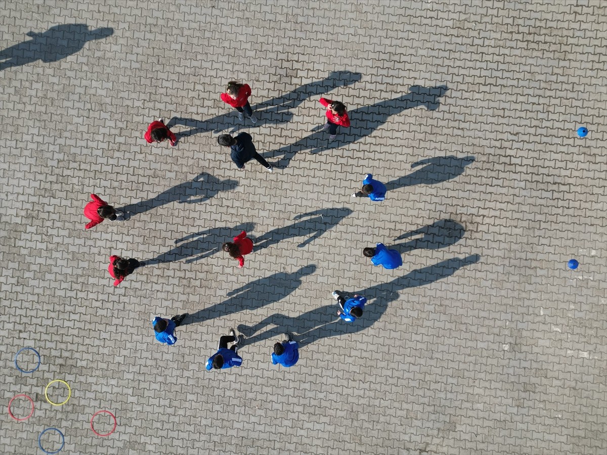 Ağrı kırsalındaki Balıksu köyünün atletizmde yetenekli kız ve erkek öğrencileri, şampiyonluk...