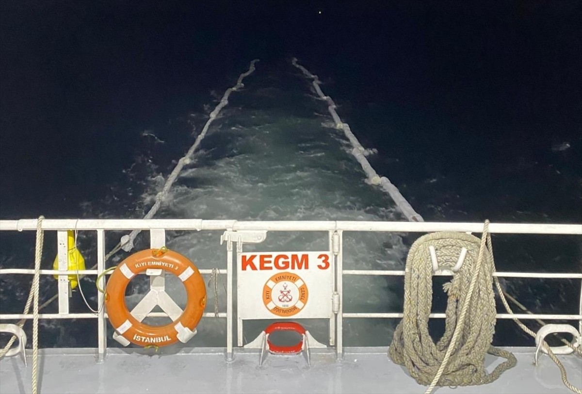 Ahırkapı Demir Sahası'nda bulunan bir gemideki yakıt sızıntısından kaynaklı deniz kirliliğine...