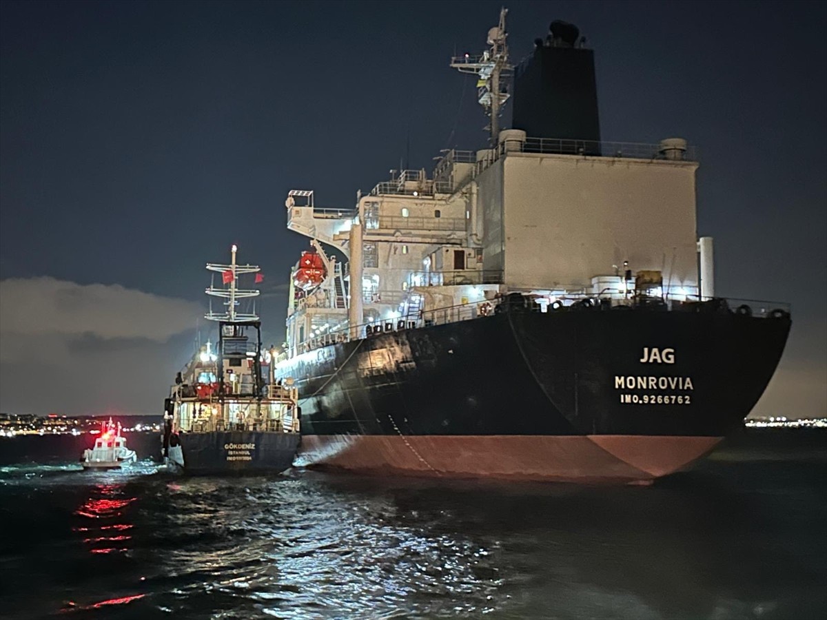 Ahırkapı Demir Sahası'nda bulunan bir gemideki yakıt sızıntısından kaynaklı deniz kirliliğine...